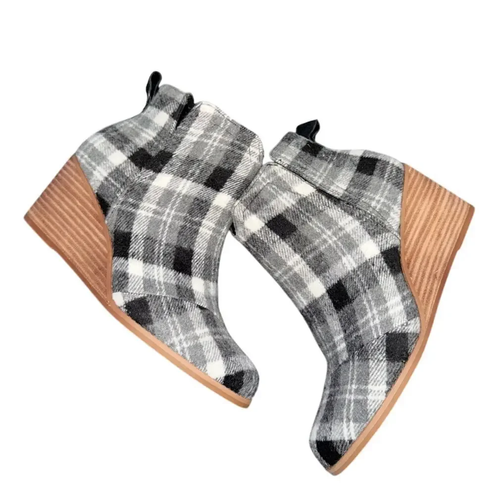 NEW TOMS CLARE BOOTS Flannel Plaid Ankle Booties Black Gray Sz 8